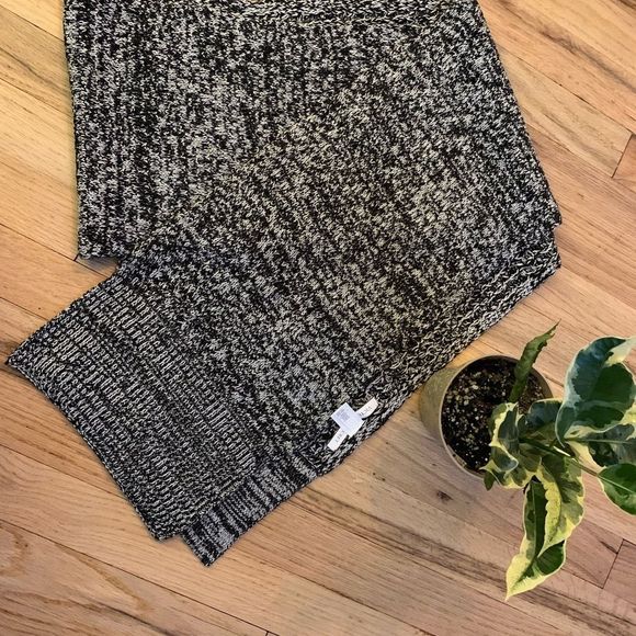BRAND NEW Victoria Secret Knit Scarf - Picture 2 of 3
